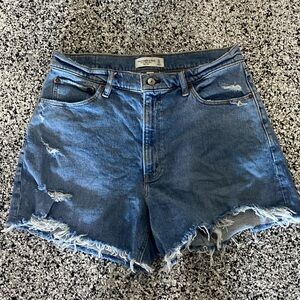 Abercrombie and Fitch 4inch Mom Shorts. Size 12/ 31 Curve Love